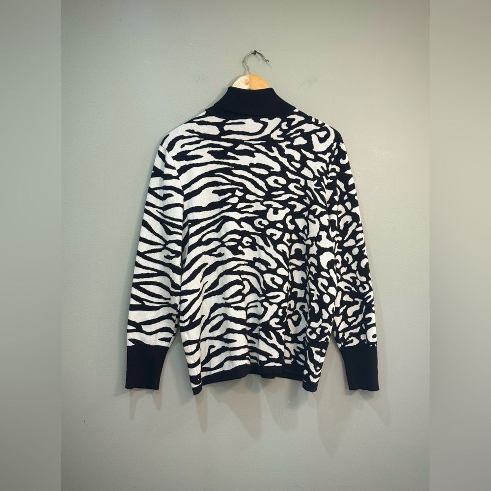 SALE! B/W Chico’s Animal Print Turtleneck Sweater Size 3 (16) EUC - Picture 4 of 7